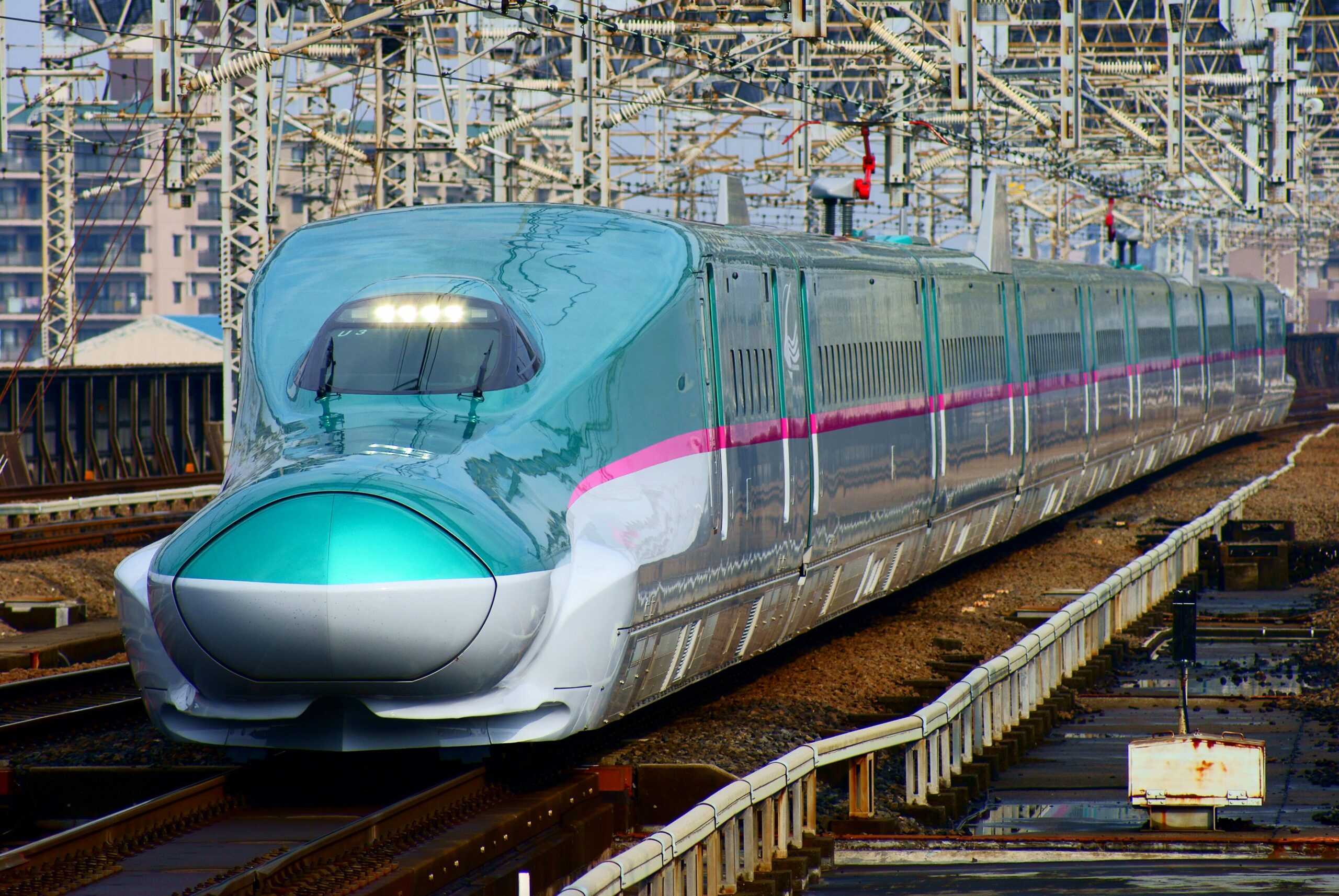 Shinkansen-höghastighetståget Hayabusa vid en station